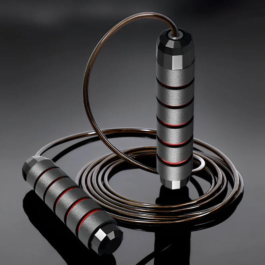 Naujas šokdynės modelis – plieniniu trosu, tinkamas mankštai, reguliuojamas, nesusipainiojantis. Puikiai tinka šuolių treniruotėms, fizinei veiklai namuose ar sporto salėje.